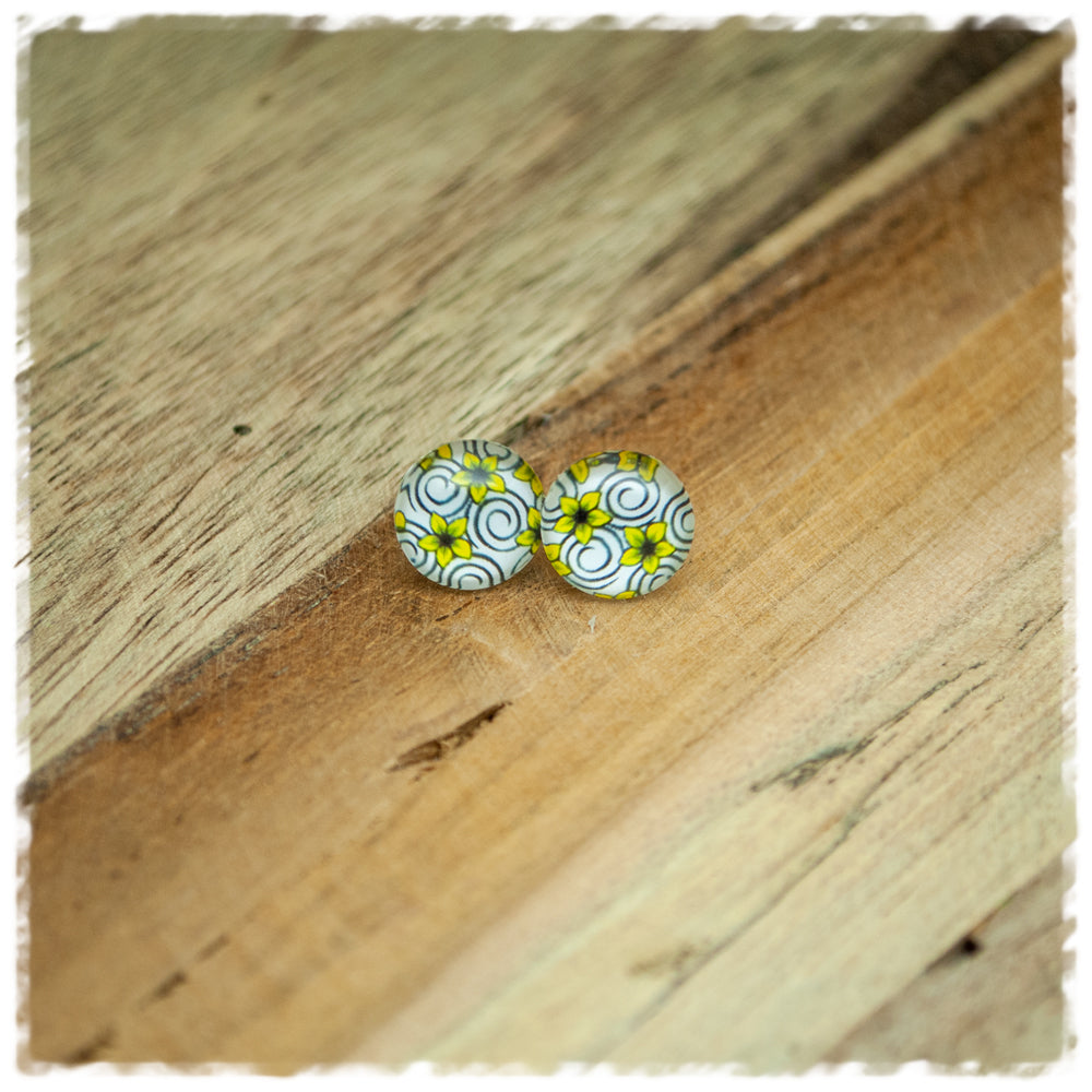 Ohrringe in 10 mm schwarz weiß mit gelben Blüten