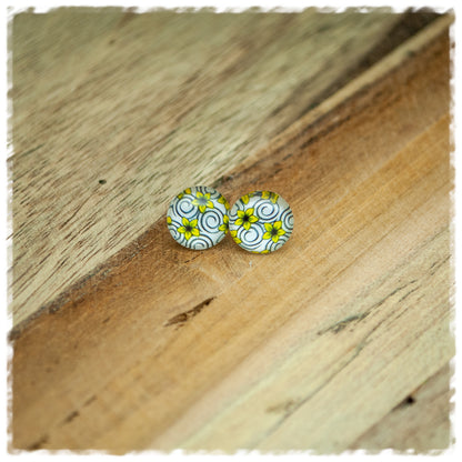 Ohrringe in 10 mm schwarz weiß mit gelben Blüten