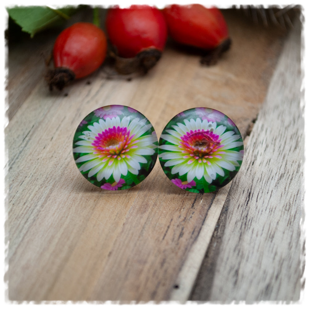 Ohrringe in 18 mm grün mit weisser Blume (B-WARE)