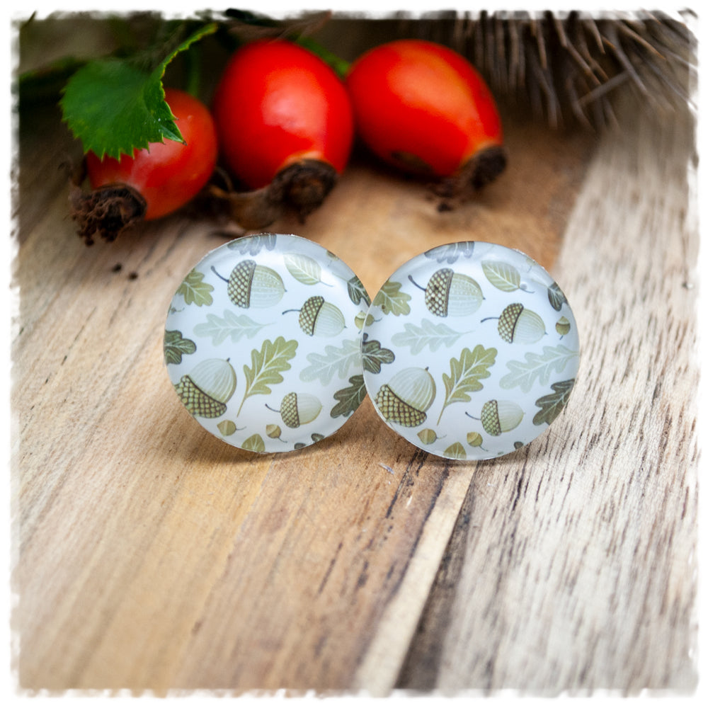 Ohrringe weiss mit Blättern und Eicheln