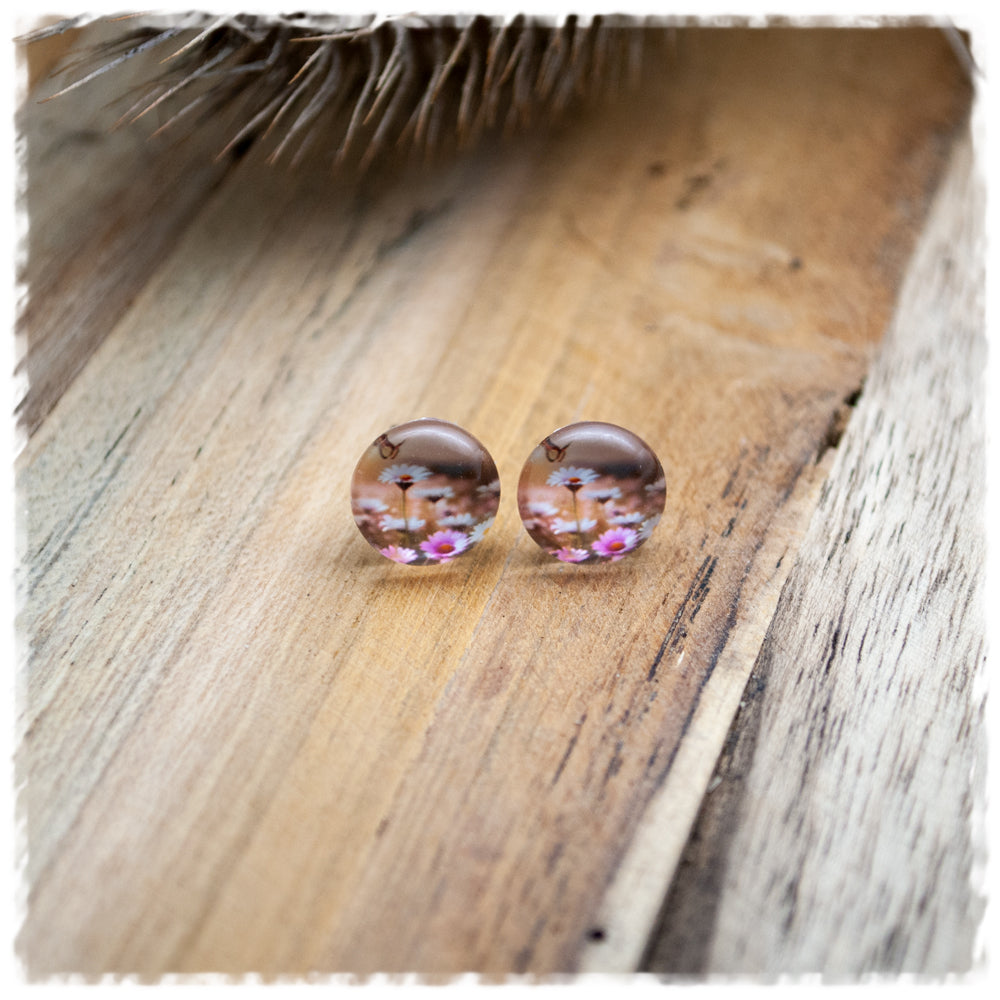 Ohrringe in 10 mm beige mit Schmetterling und Blume