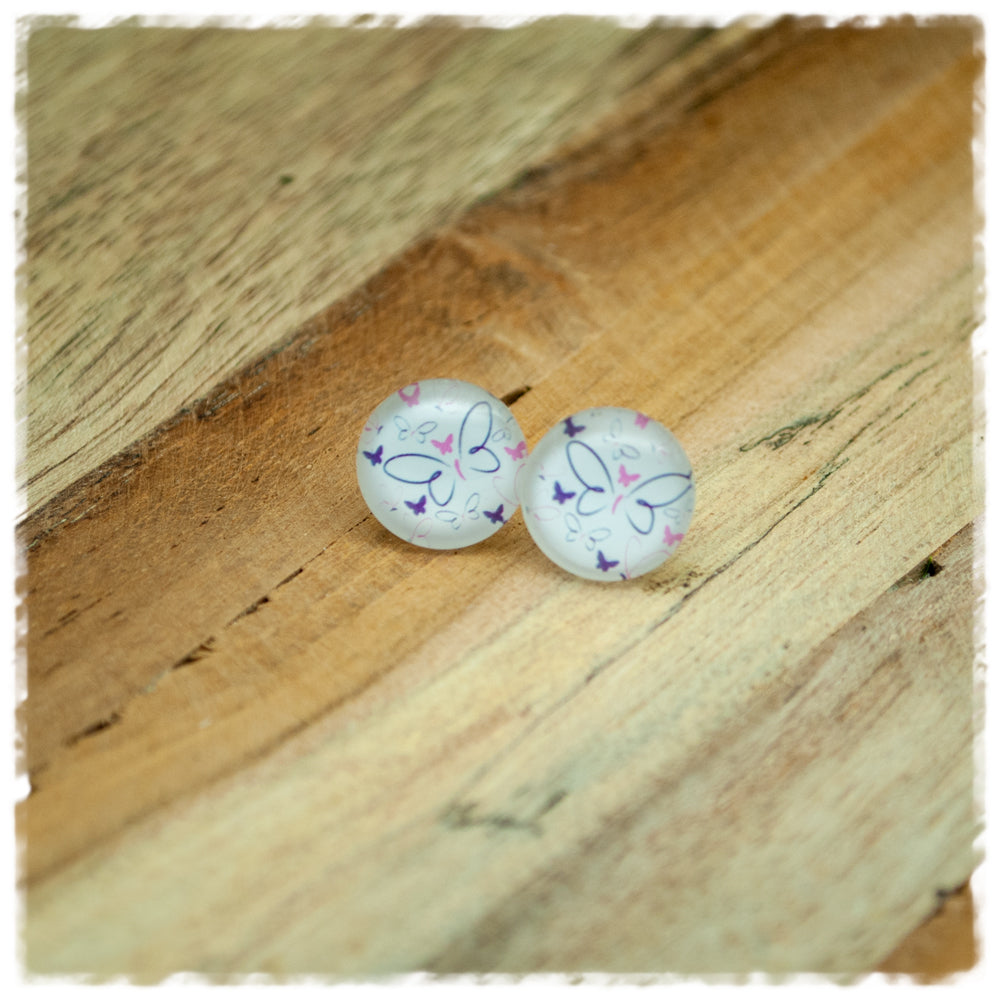 Ohrringe in 12 mm weiß mit lila Schmetterlingen