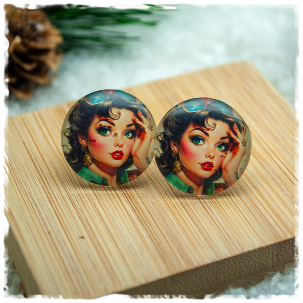 Ohrringe in 20 mm grün mit dunkelhaarigem Pinup