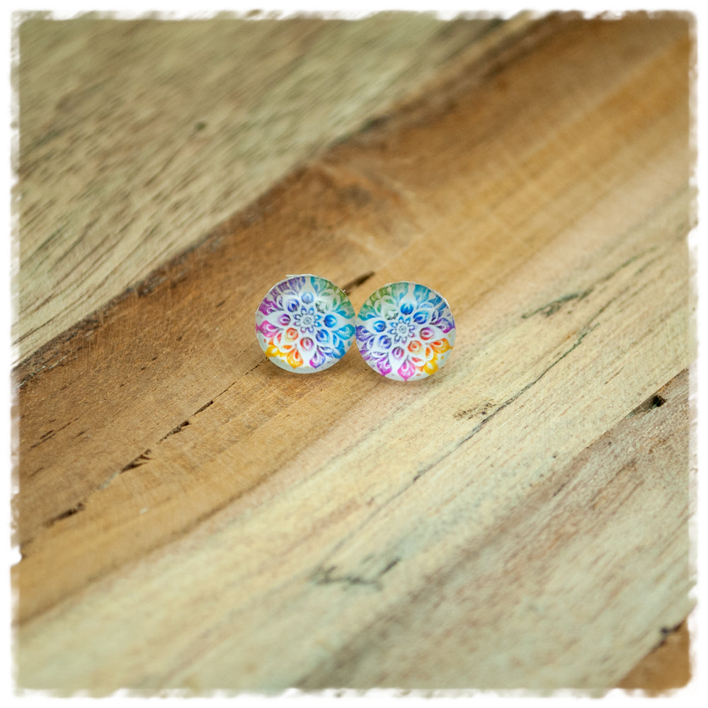 Ohrringe in 10 mm weiß mit buntem Mandala