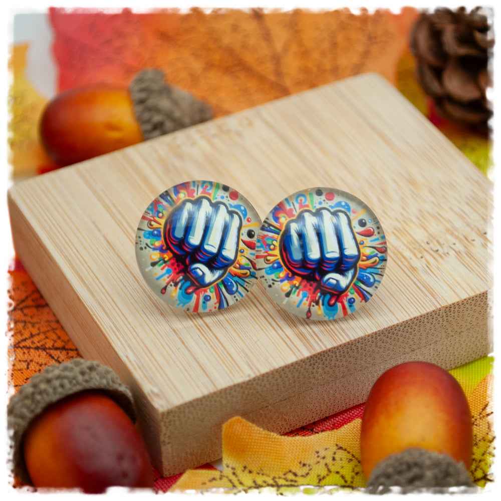 Ohrringe in 20 mm grau mit bunten Klecksen und Faust