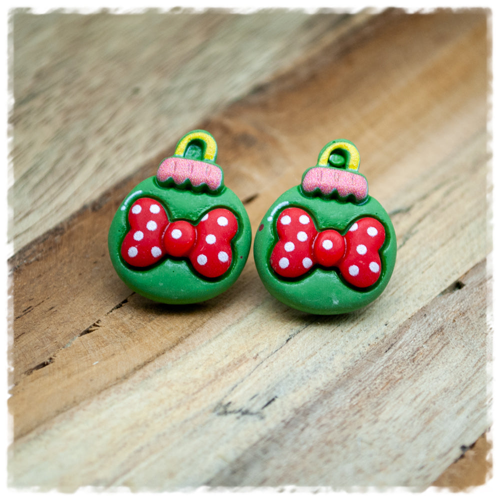 Ohrringe in 20 mm grüne Weihnachtskugel mit roter Schleife