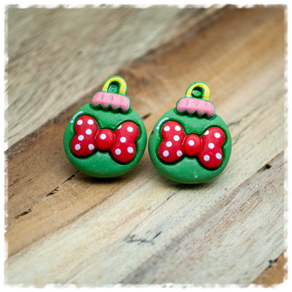 Ohrringe in 20 mm grüne Weihnachtskugel mit roter Schleife