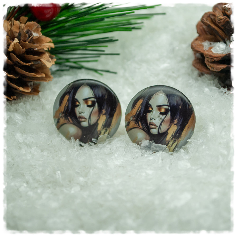 Ohrringe Frau mit schwarzen Haaren und goldenen Strichen