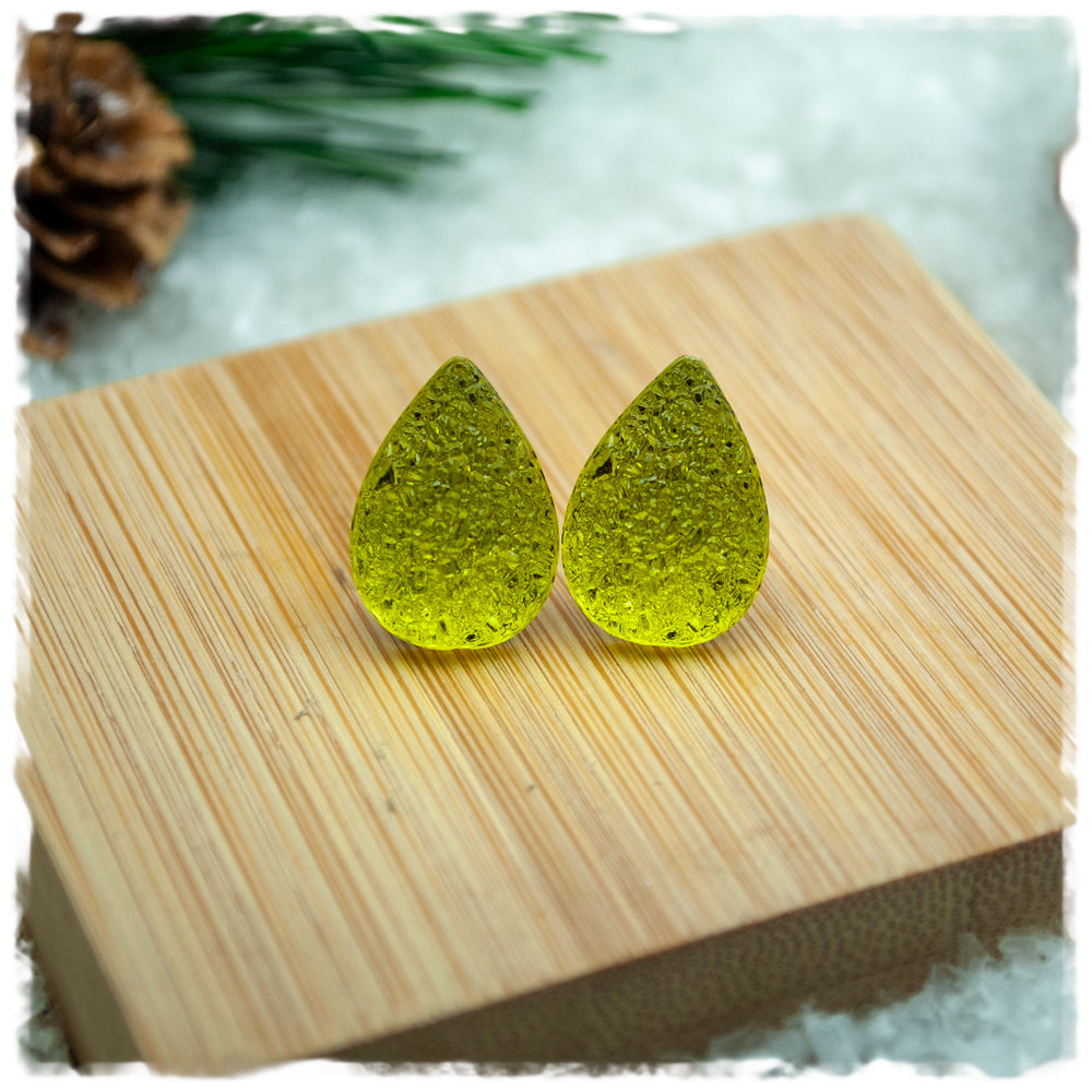 Kleine Tropfenohrringe in gelb mit Struktur