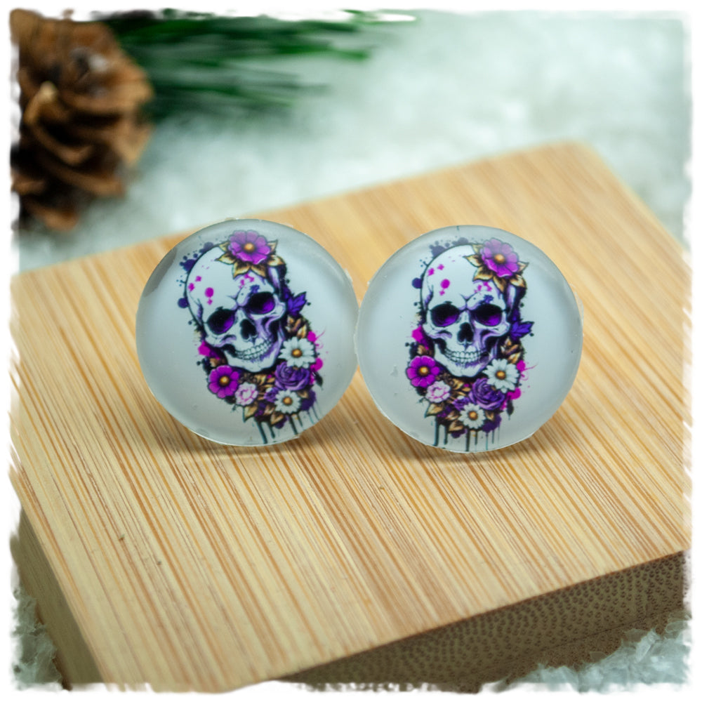 Ohrringe in 20 mm weiß mit Totenkopf mit lila Blüten
