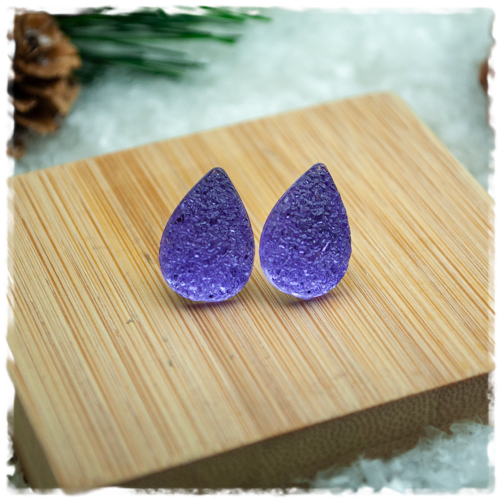 Kleine Tropfenohrringe in lila mit Struktur