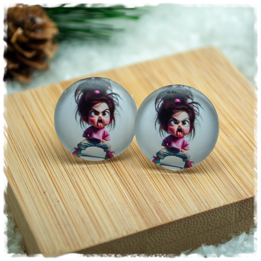 Ohrringe in 20 mm hellgrau mit grimmigem Mädchen