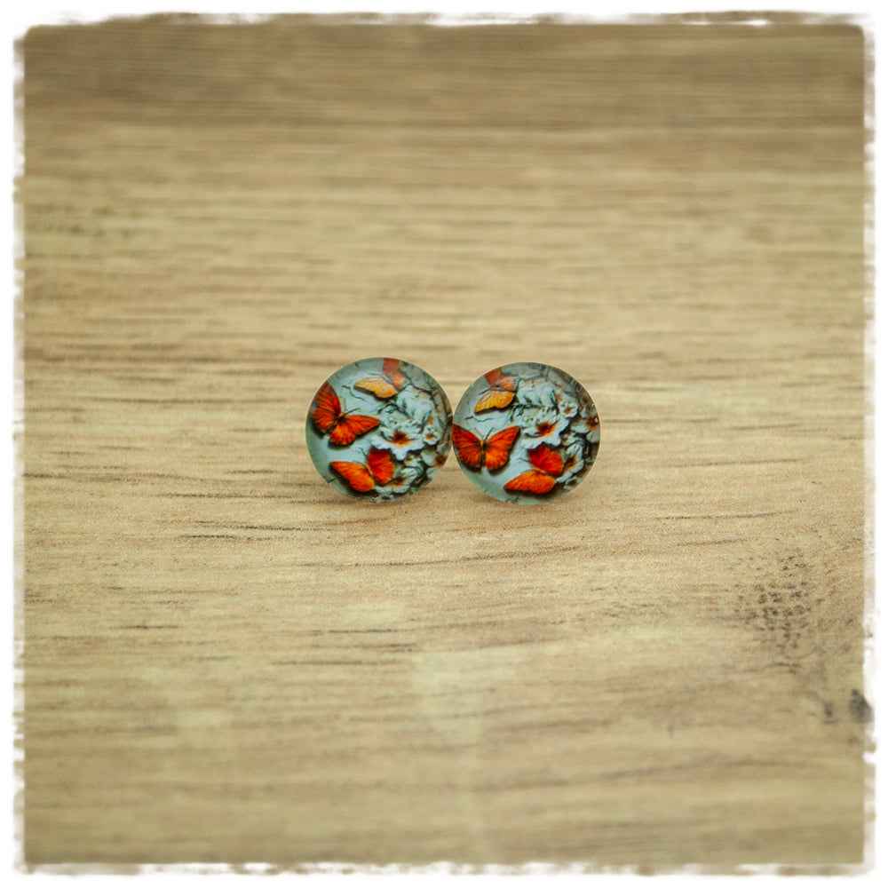 Ohrringe in 12 mm grau mit orangen Schmetterlingen