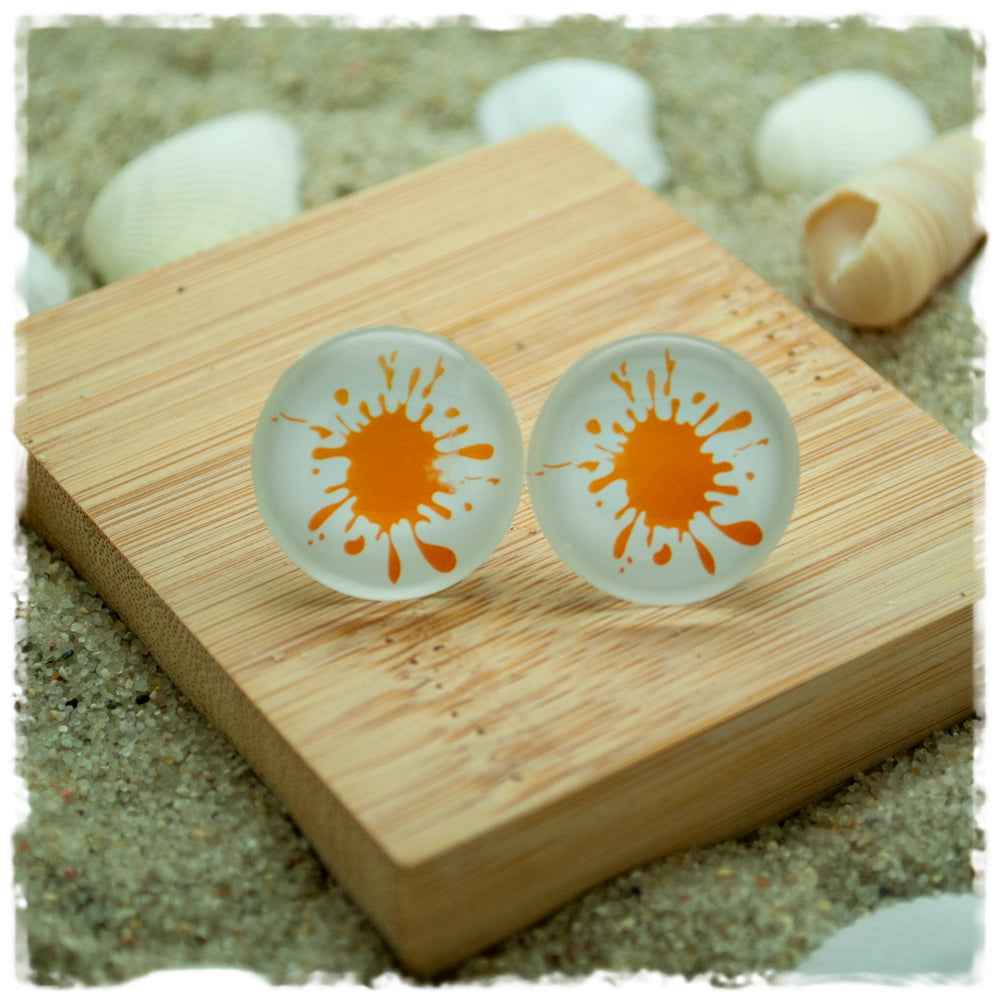 Ohrringe in 20 mm weiß mit orangem Klecks