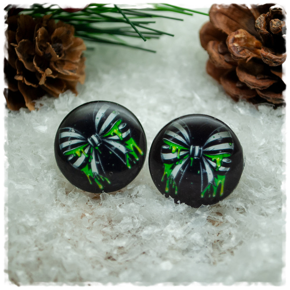 Ohrringe in 20 mm schwarz mit grüner Schleife