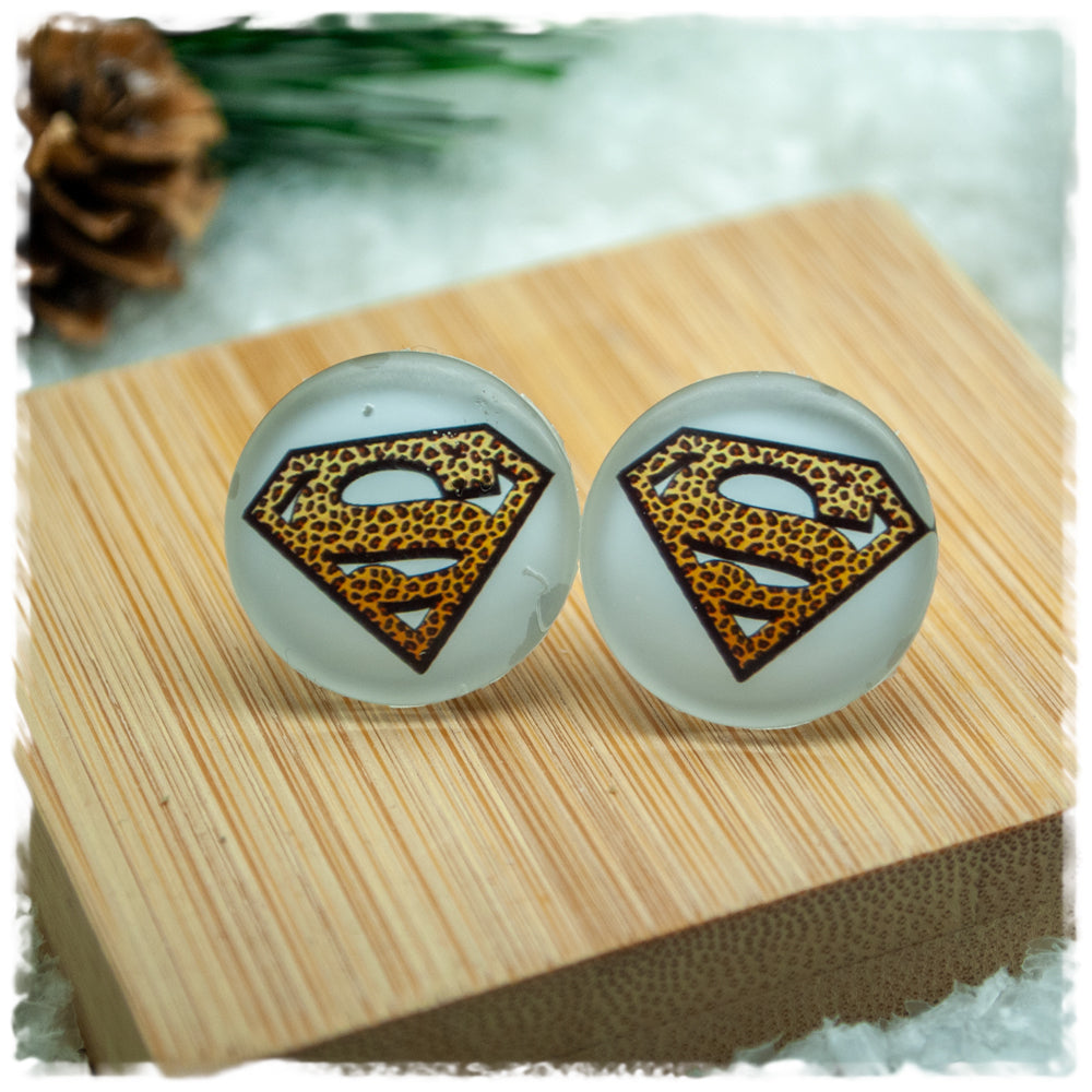 Ohrringe in 20 mm weiß mit Leoprintsupermannlogo