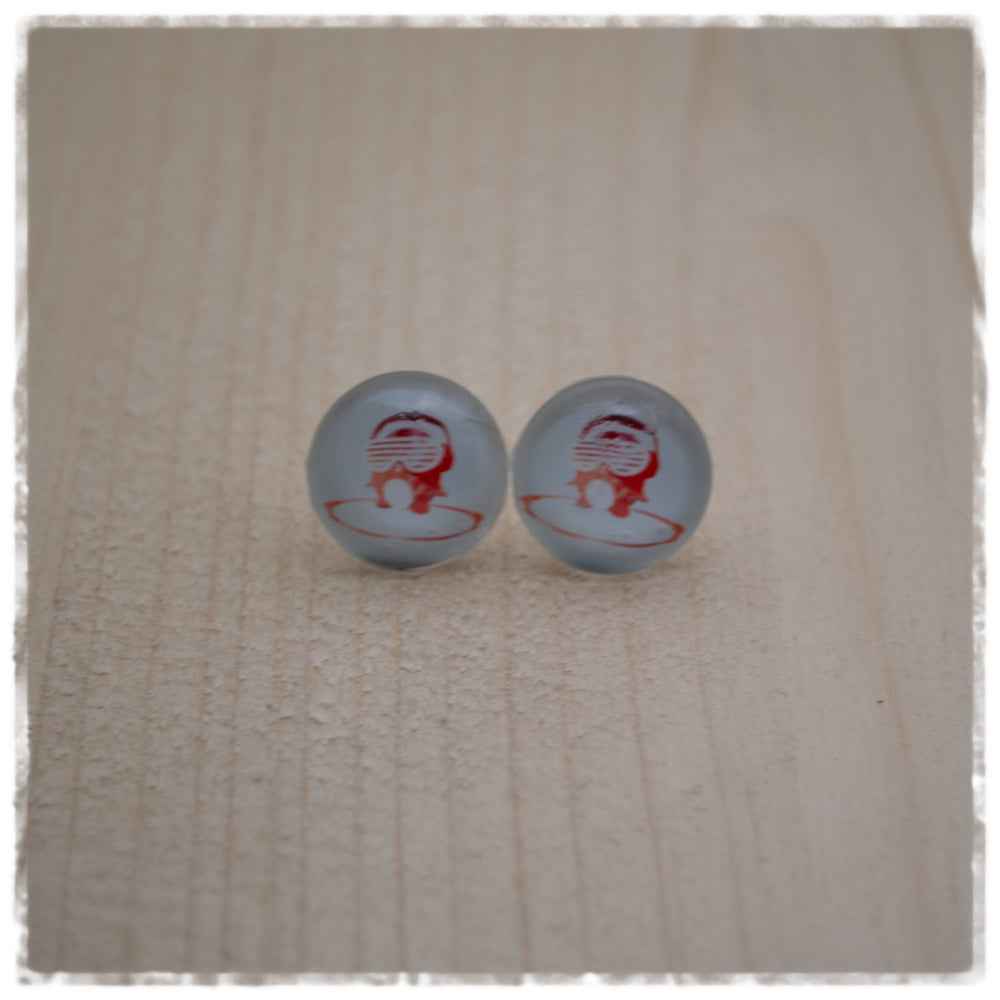 Ohrringe in 14 mm weiß mit oranger Figur