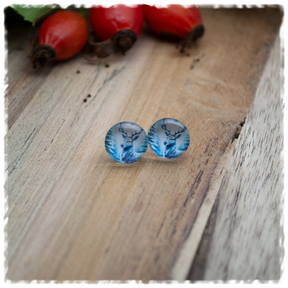 Ohrringe in 10 mm hellblau mit Hirsch