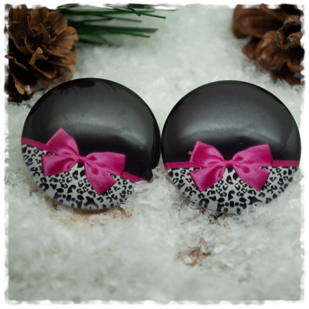 Ohrringe in 30 mm schwarz mit pinker Schleife und Leoprint Chirurgenstahl