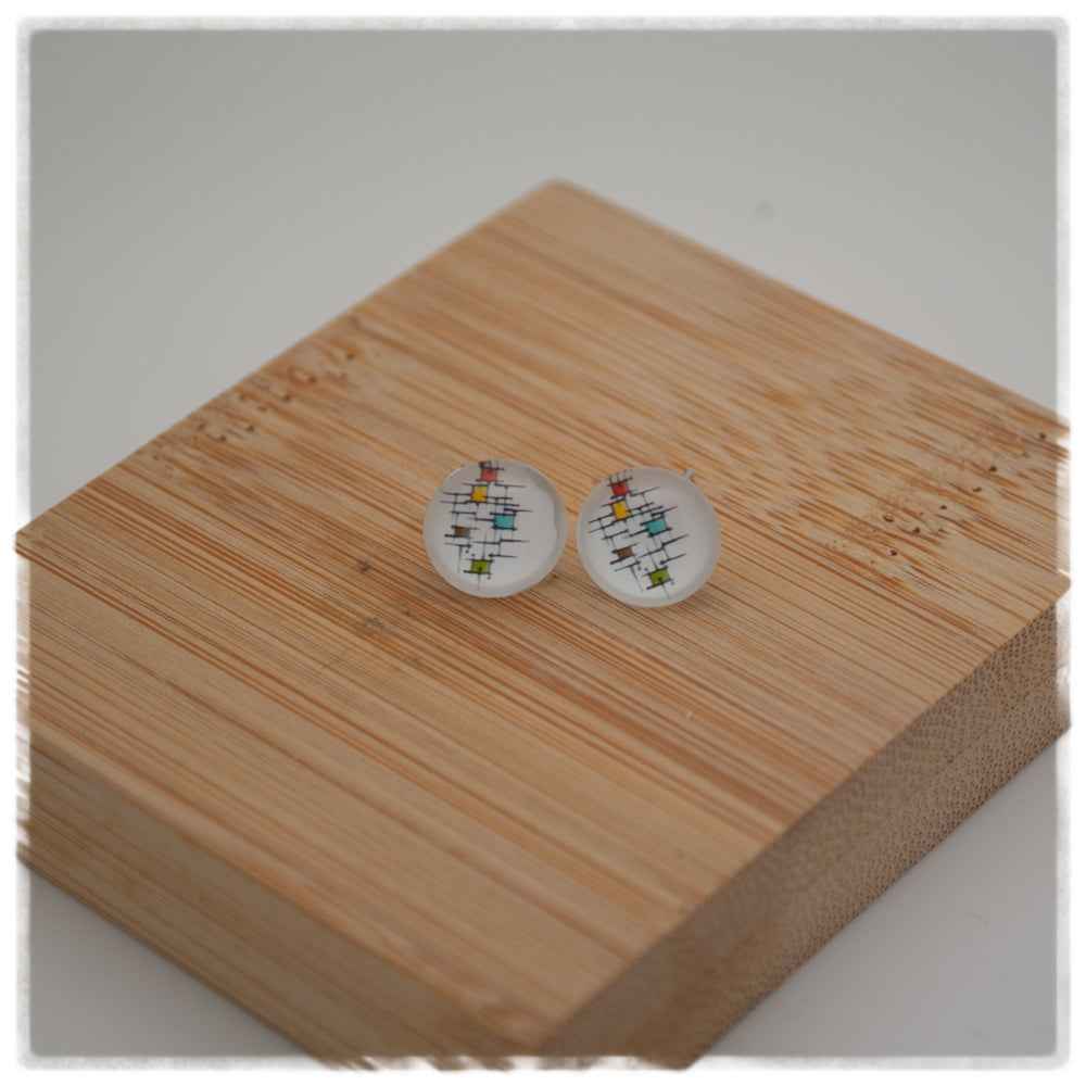 Ohrringe in 10 mm weiß mit bunten Quadraten