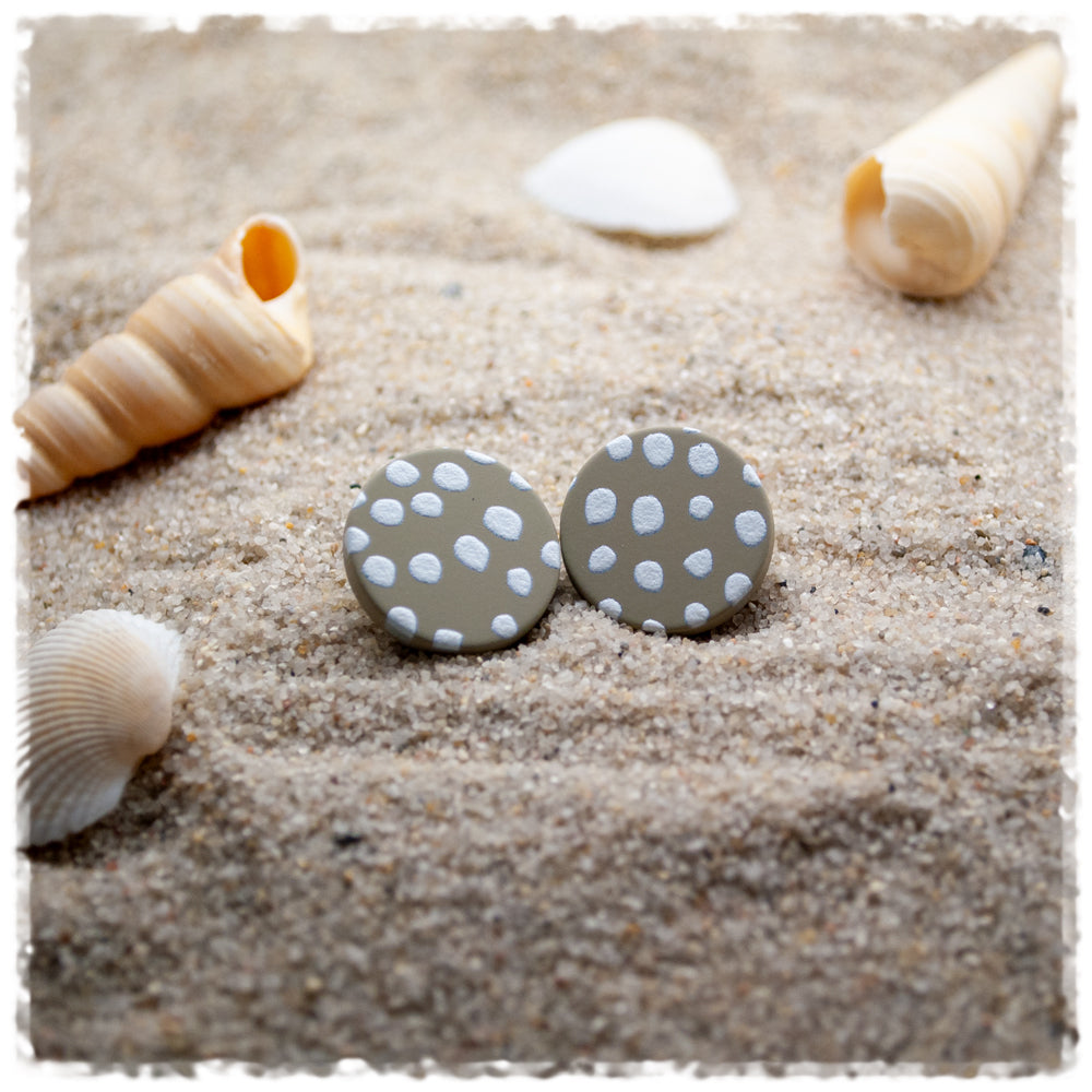 Ohrringe in 18 mm matt grau mit weißen Punkten - Jackelina