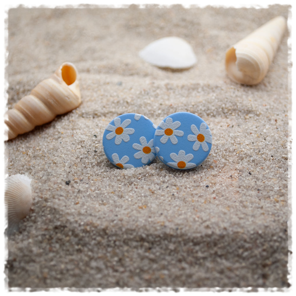 Ohrringe in 18 mm matt hellblau mit weißen Blüten - Jackelina