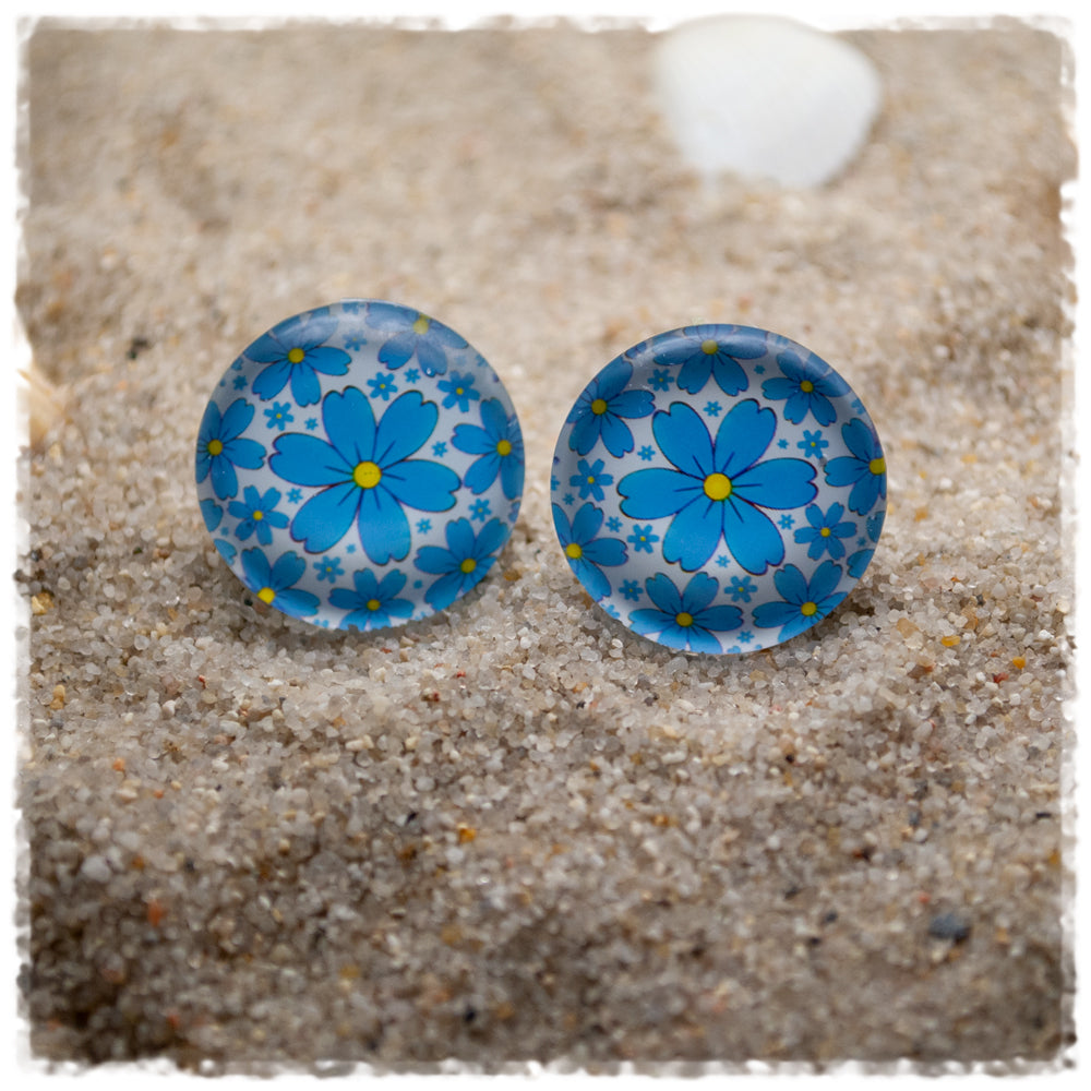 Ohrringe in 20 mm weiß mit blauen Blüten