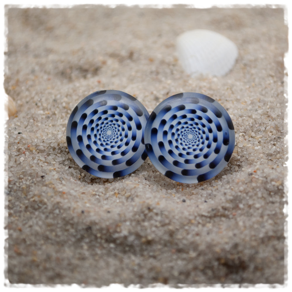 Ohrringe in 20 mm weiß mit blauem Muster