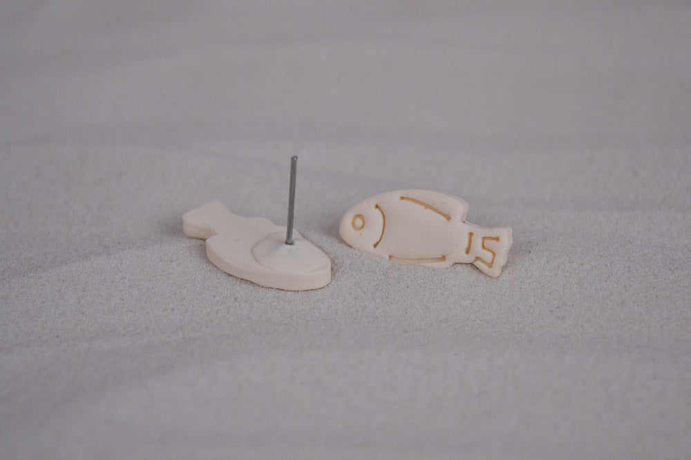 Ohrstecker Fisch in Beige