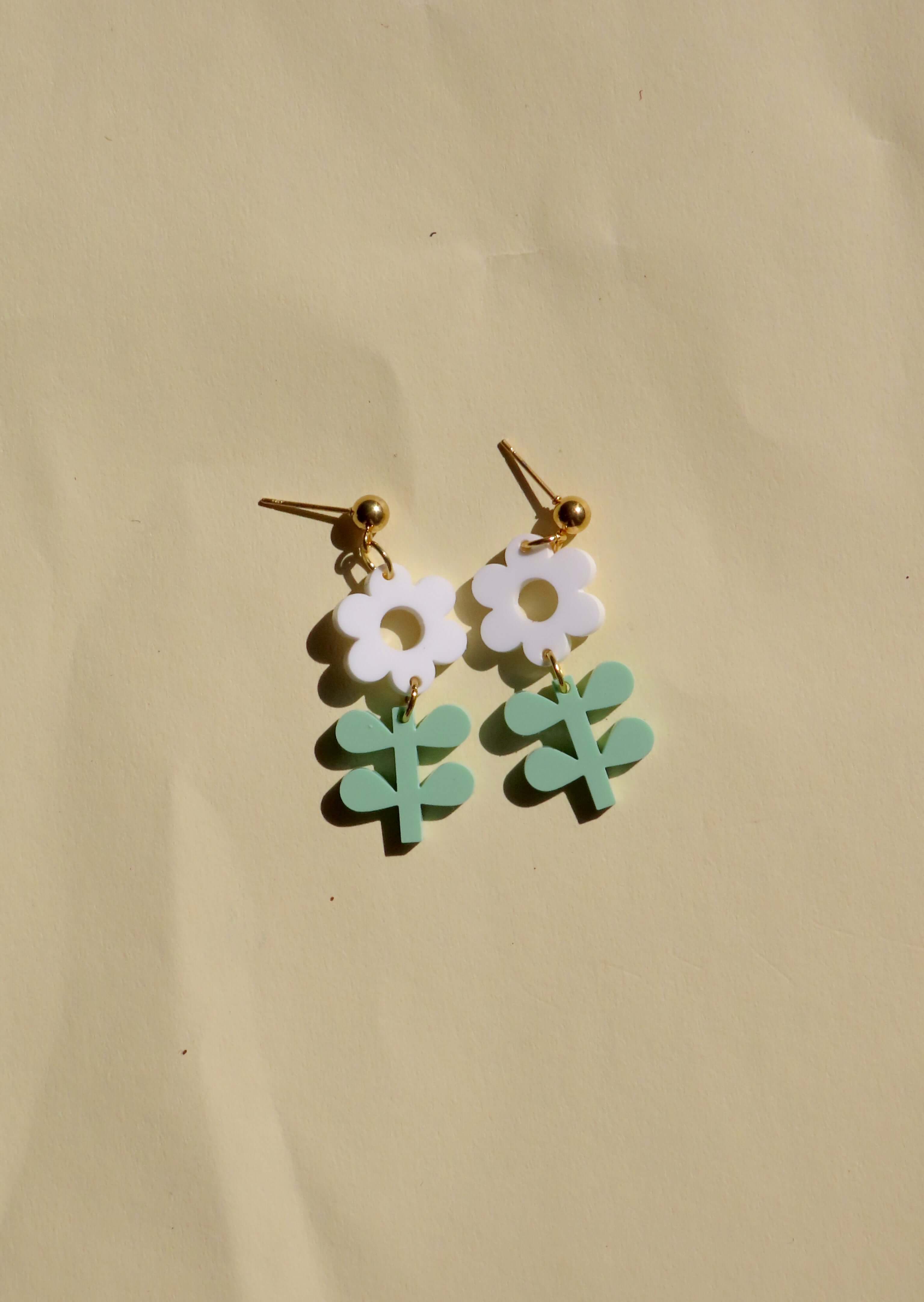 Statement-Ohrringe Blume & Blatt – Frühlingshafte Blumenohrringe in Weiß und Mint