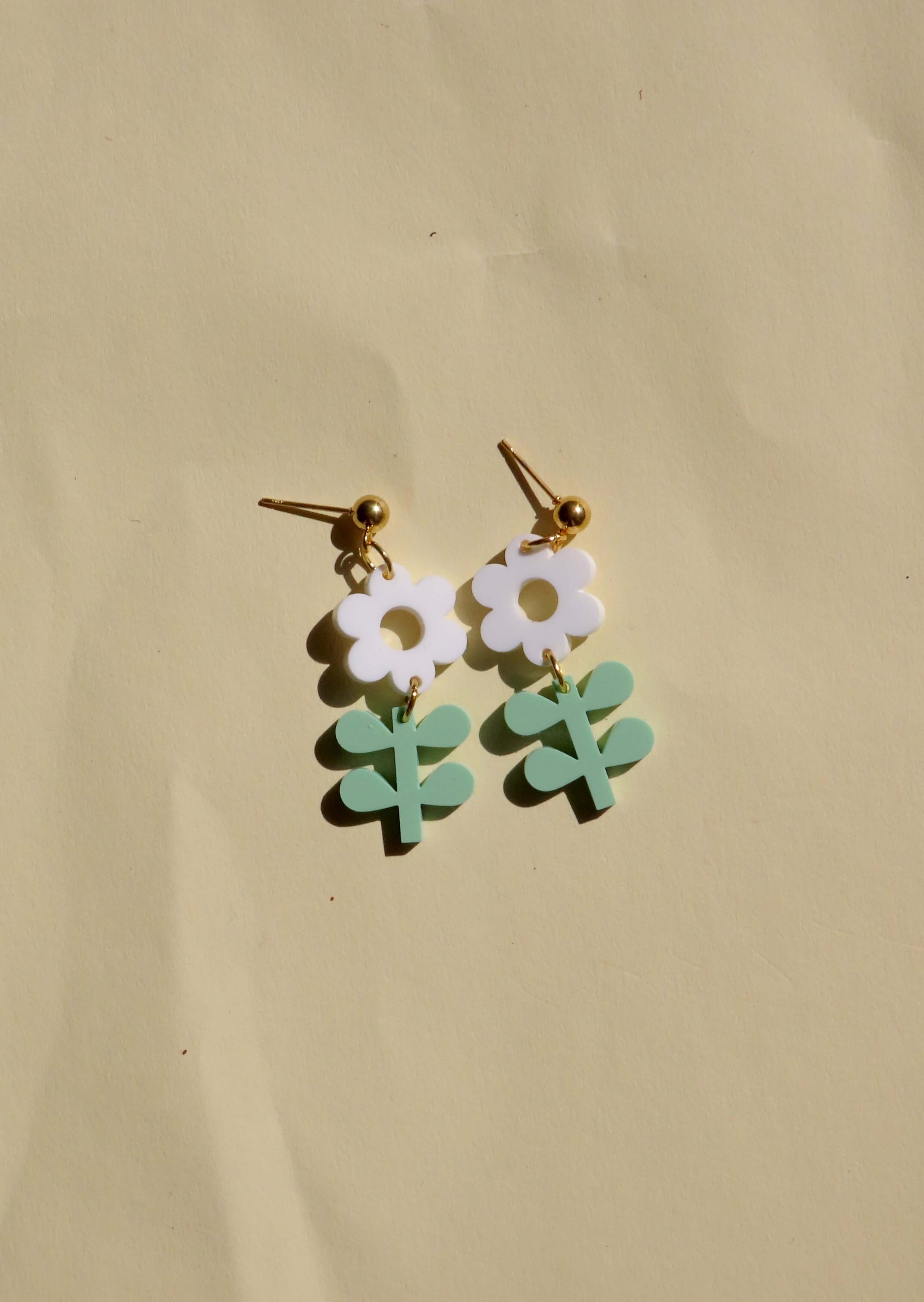 Statement-Ohrringe Blume & Blatt – Frühlingshafte Blumenohrringe in Weiß und Mint