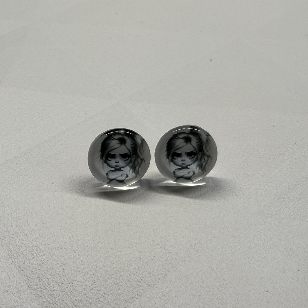 Ohrringe in 12 mm weiß mit kleinem grimmigen Mädchen