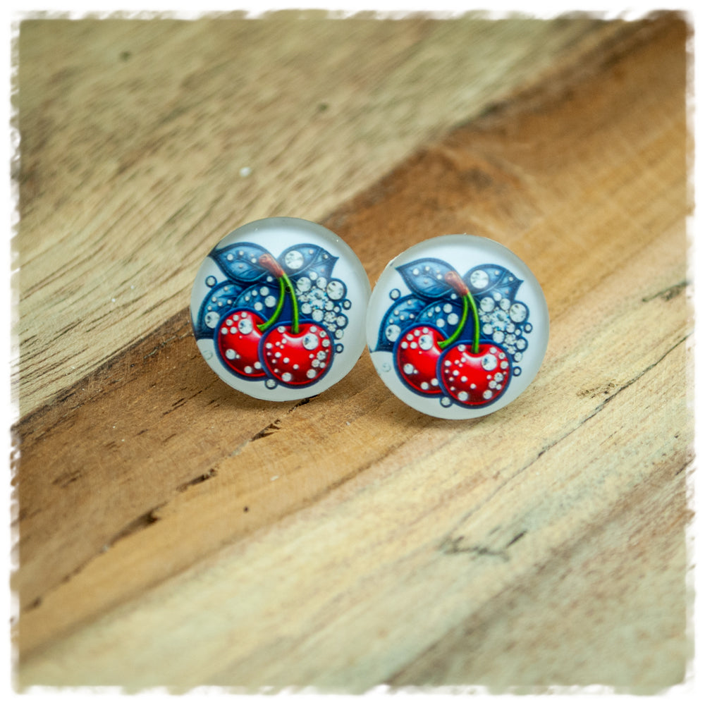 Ohrringe in 18 mm weiß mit roten Kirschen und blauen Blättern