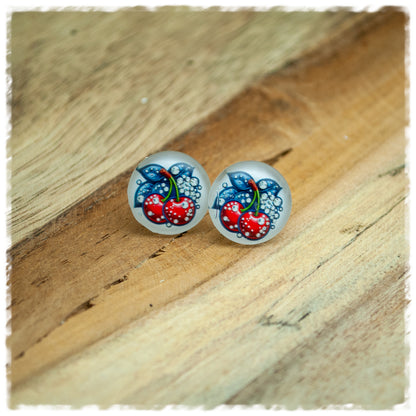 Ohrringe in 14 mm weiß mit roten Kirschen und blauen Blättern