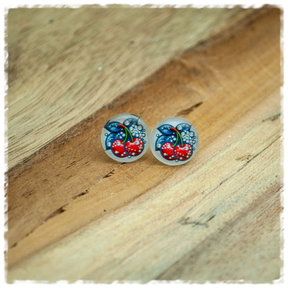 Ohrringe in 12 mm weiß mit roten Kirschen und blauen Blättern