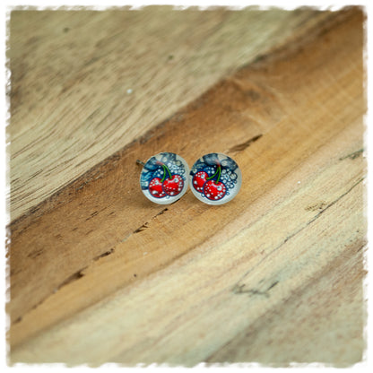 Ohrringe in 10 mm weiß mit roten Kirschen und blauen Blättern