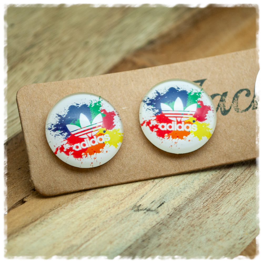Ohrringe in 20 mm mit Adidas-Schriftzug und bunten Farbspritzern