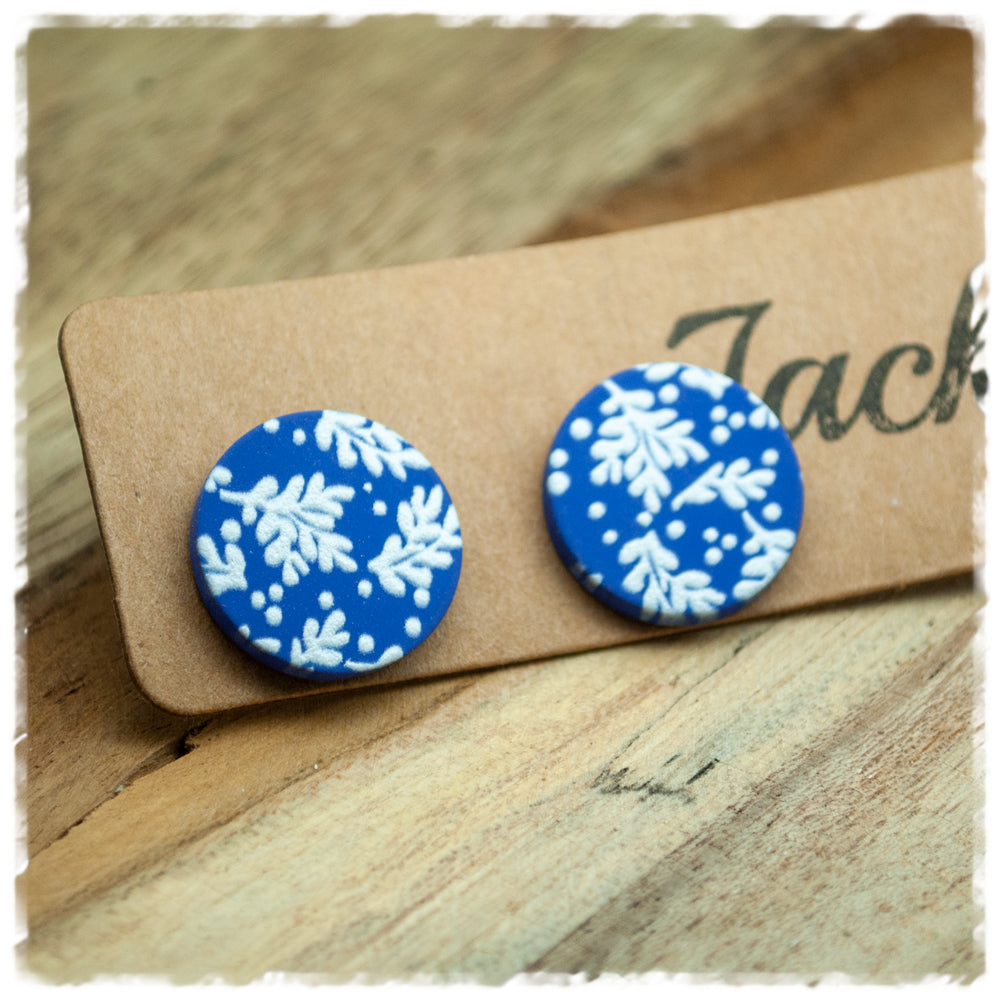 Ohrringe in 18 mm blau mit weißen Blättern und Punkten