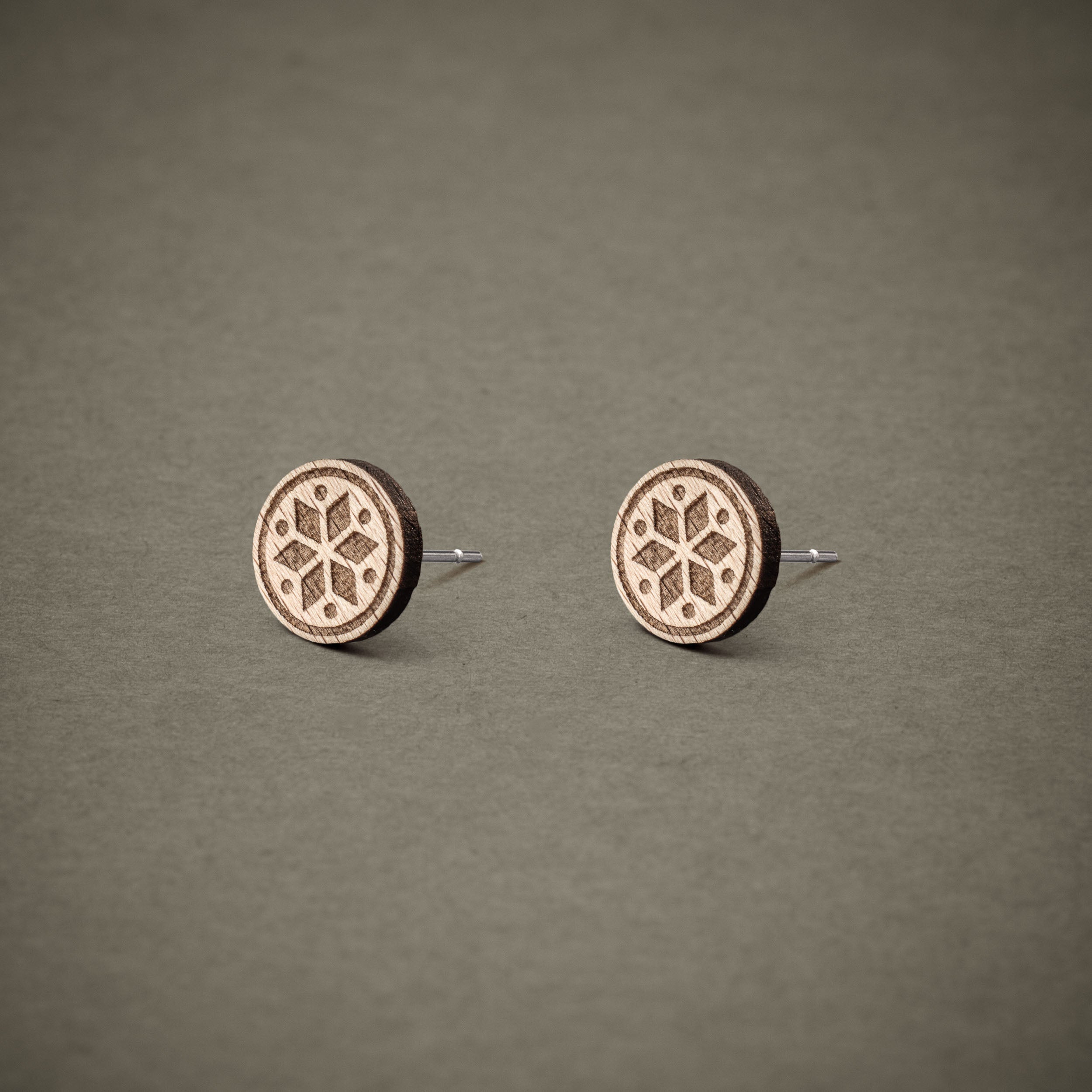 Ohrstecker aus Holz | geometrische Blume hell