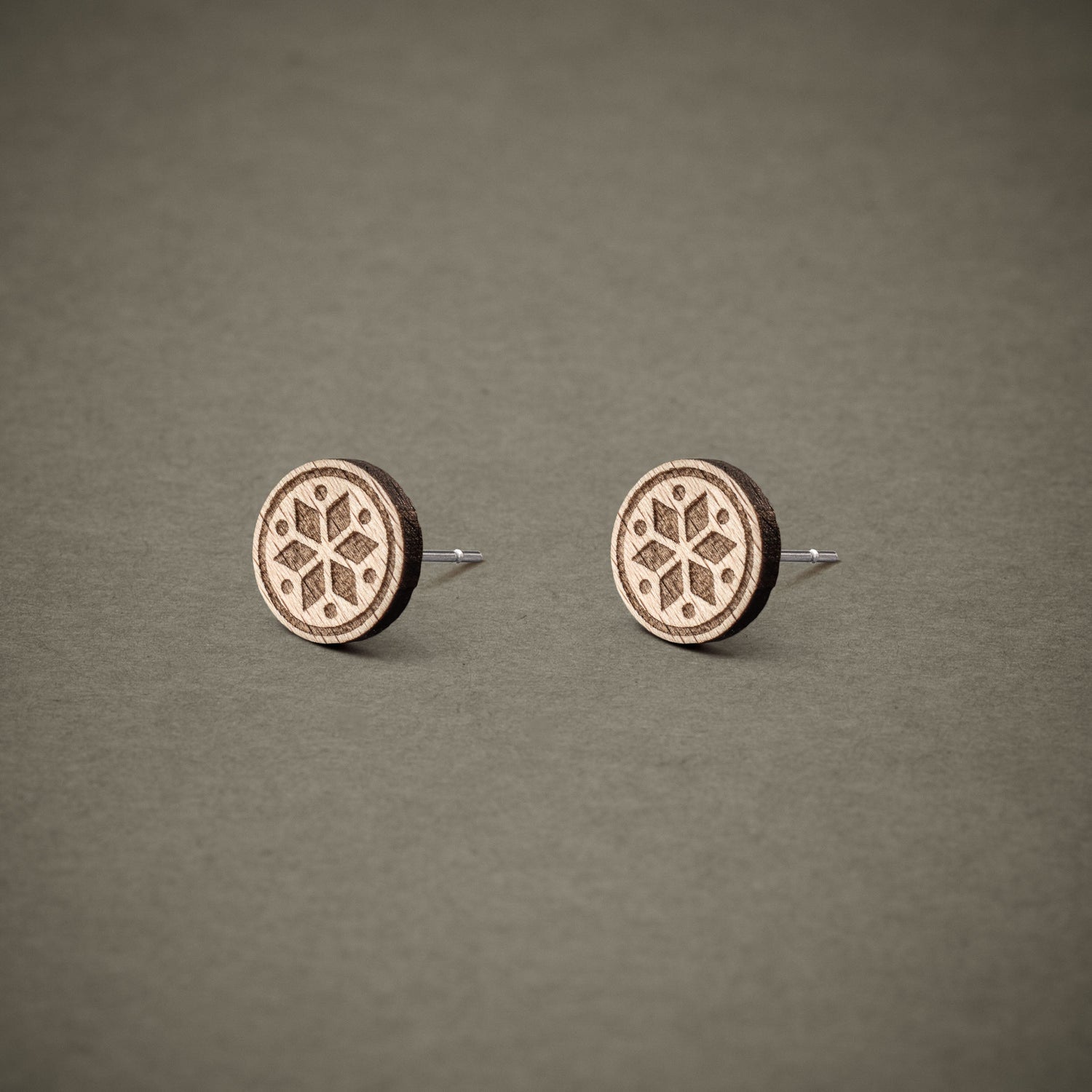 Ohrstecker aus Holz | geometrische Blume hell