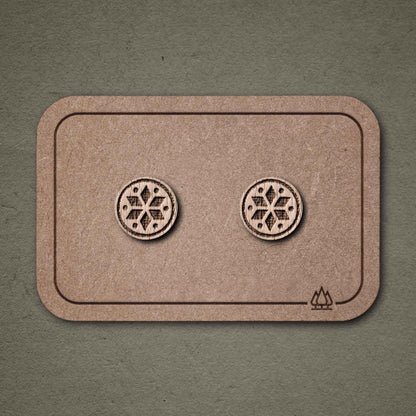 Ohrstecker aus Holz | geometrische Blume hell