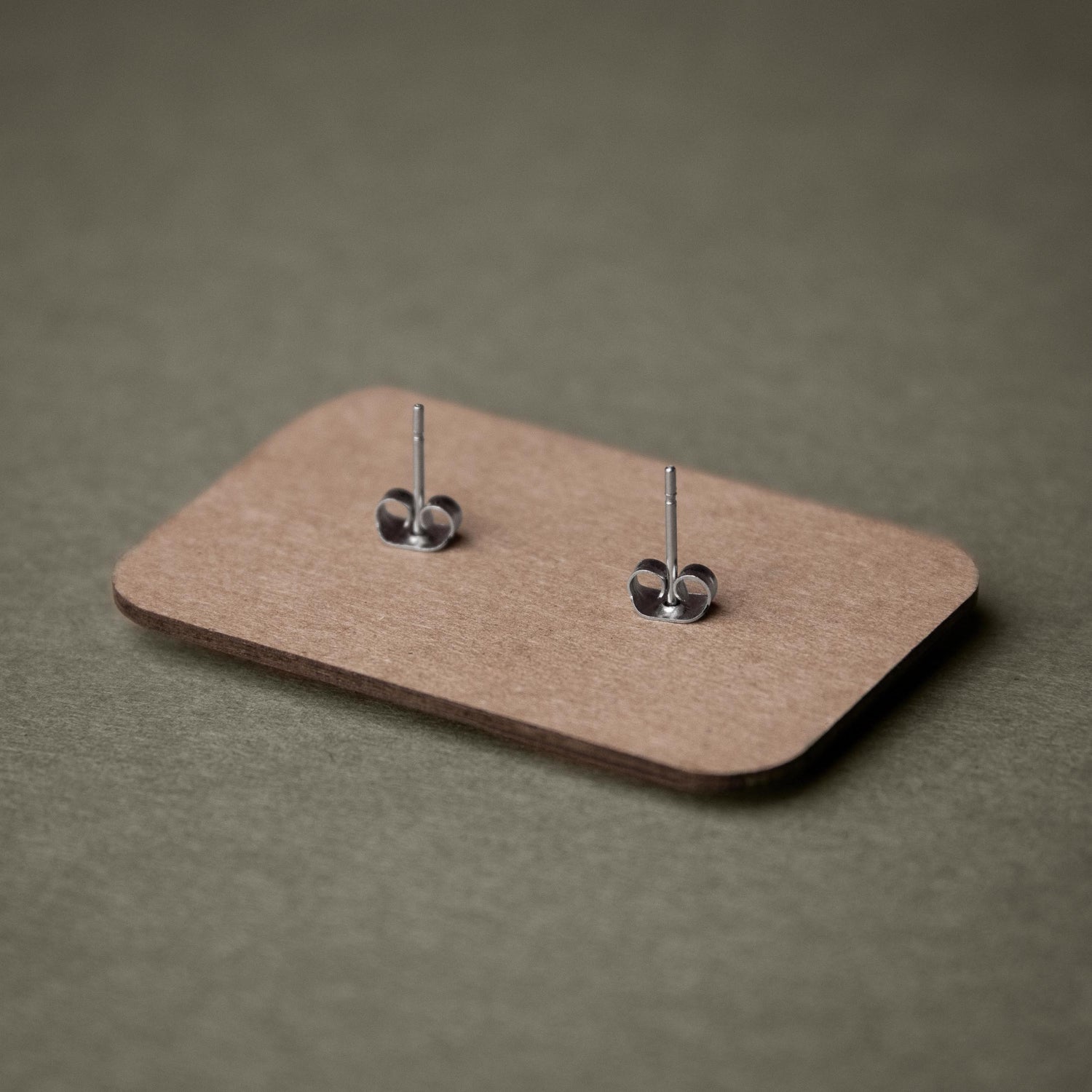 Ohrstecker aus Holz | geometrische Blume hell