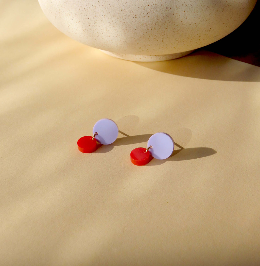 Big Dotty Acryl Ohrringe in flieder rot