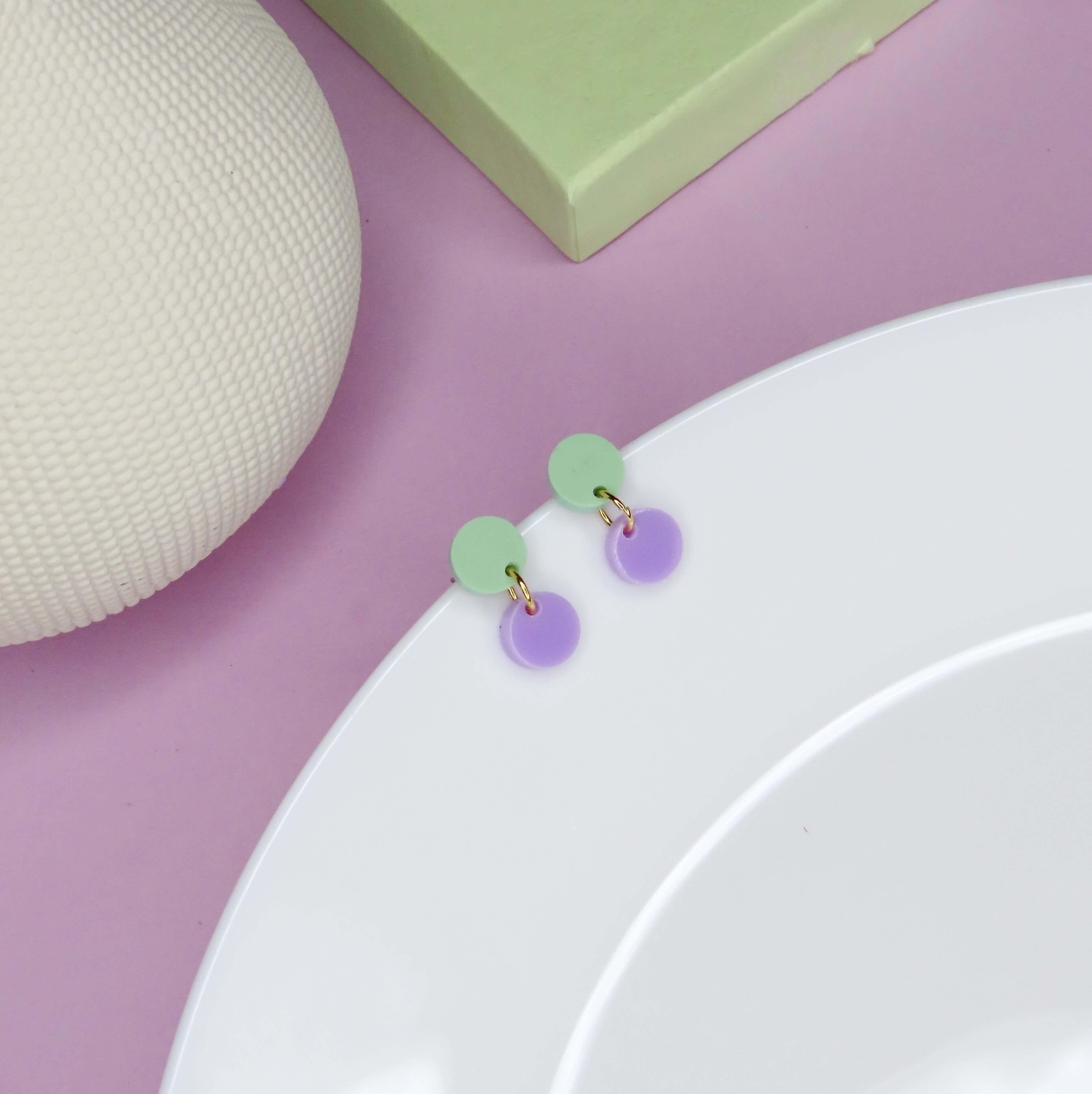 Dotty Acryl Ohrringe in hellgrün flieder