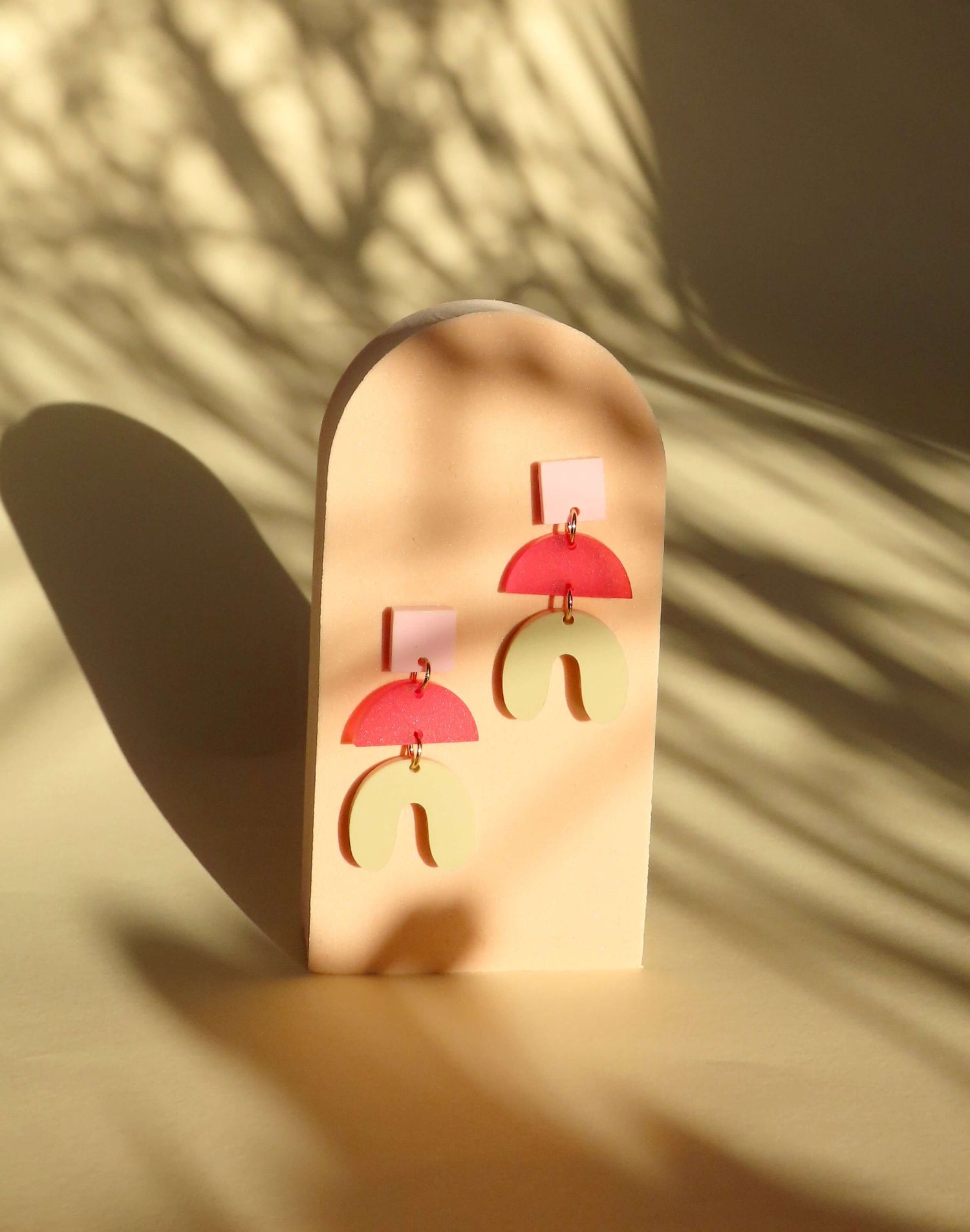 Becca Statement Ohrringe in rosa, rot, beige