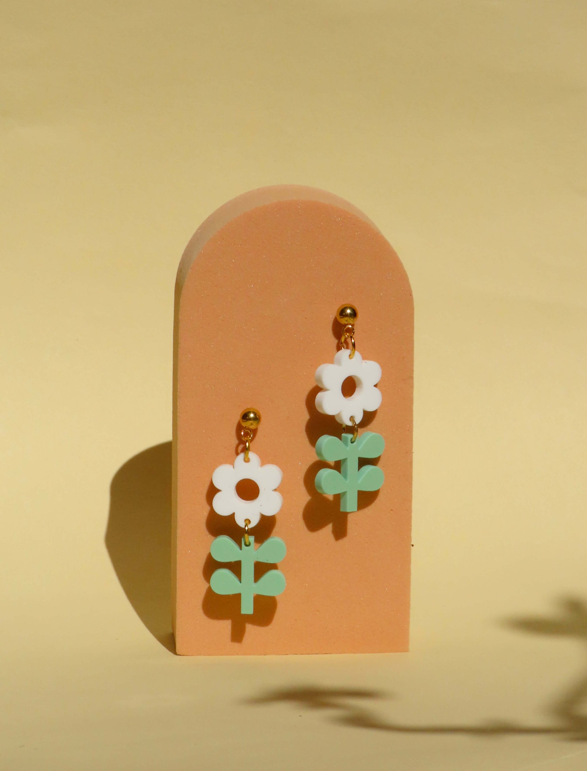 Statement-Ohrringe Blume & Blatt – Frühlingshafte Blumenohrringe in Weiß und Mint