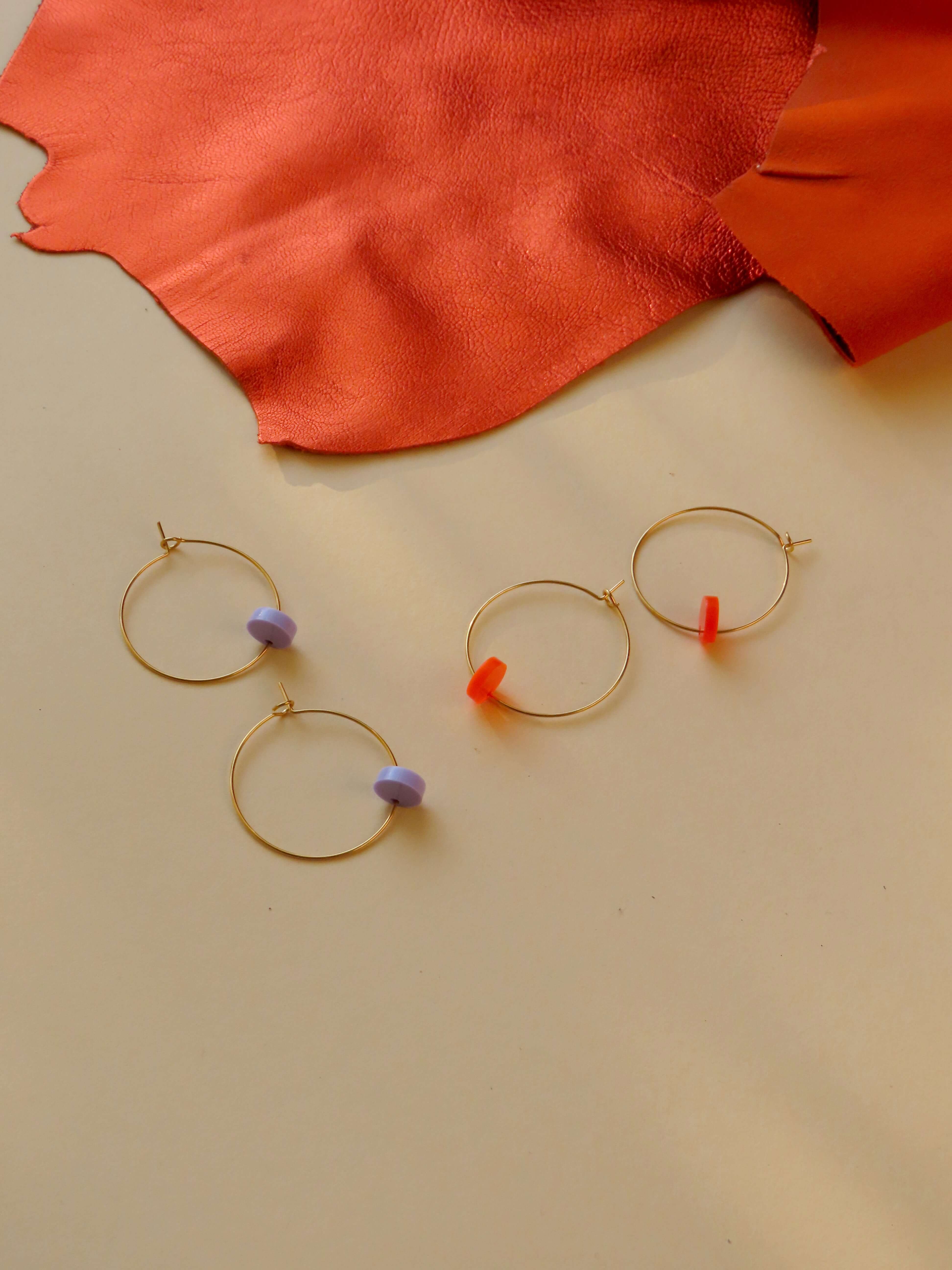 Flieder Dots Hoops aus Edelstahl