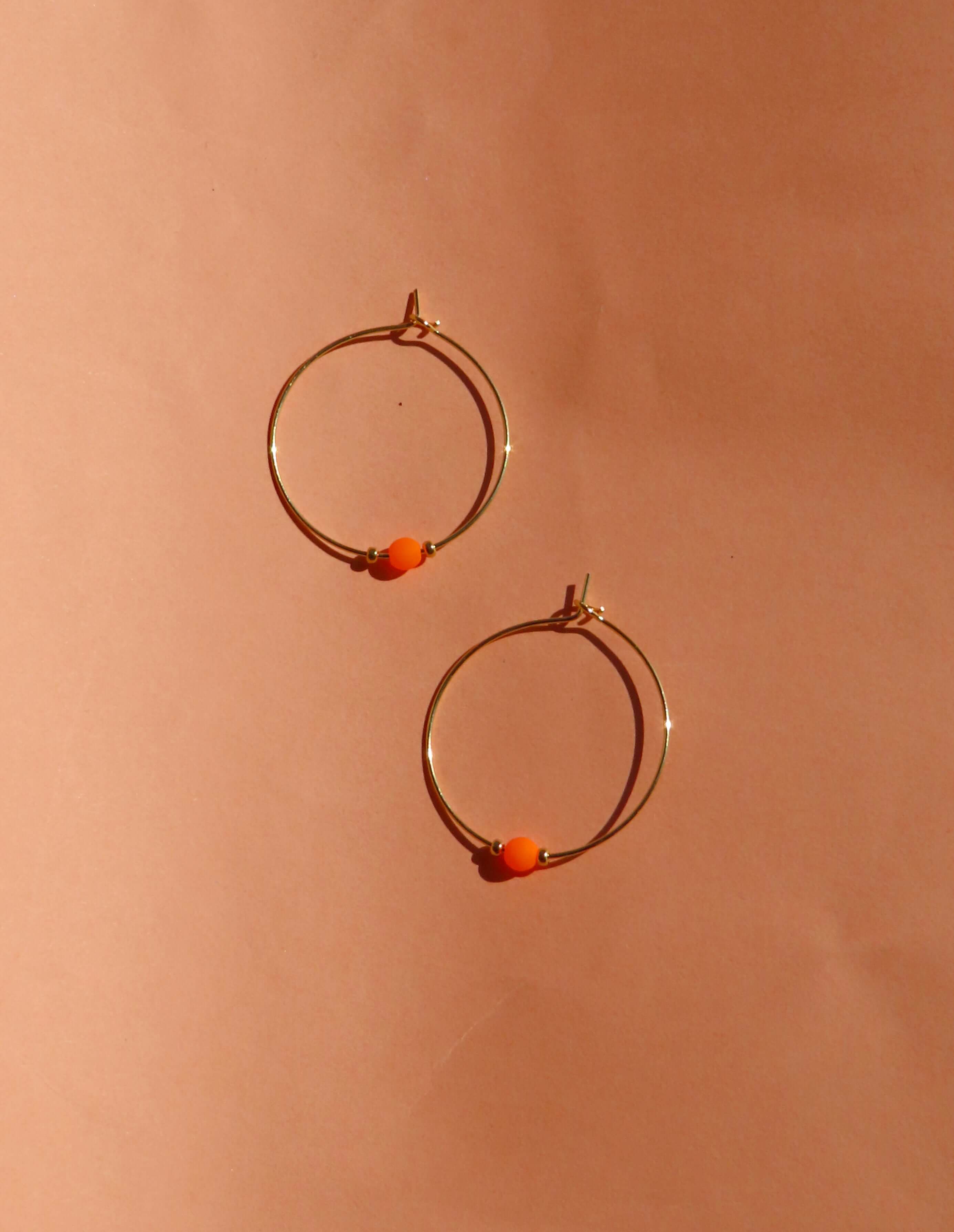 Orange Neon Perle an goldener Edelstahl Creole