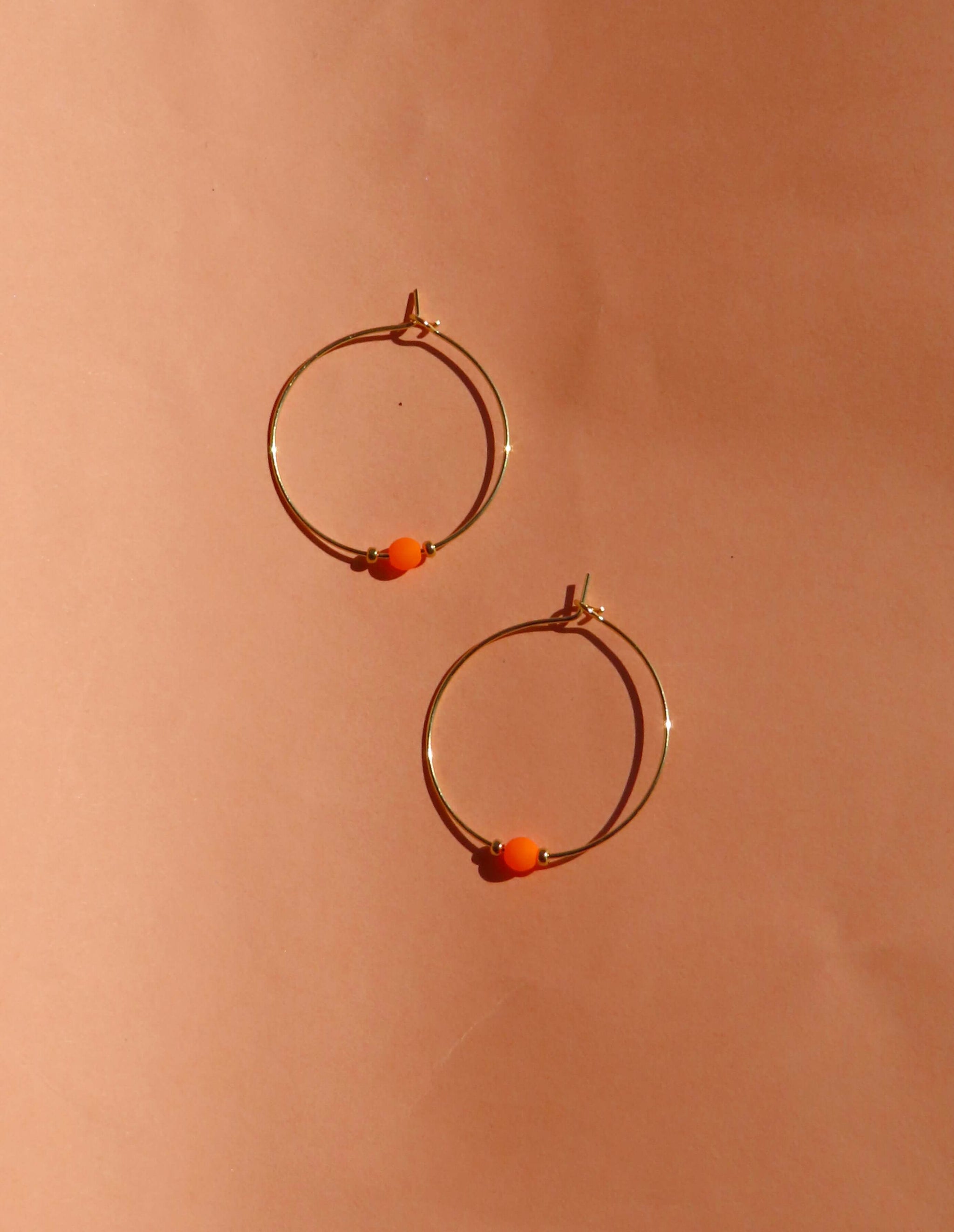 Orange Neon Perle an goldener Edelstahl Creole