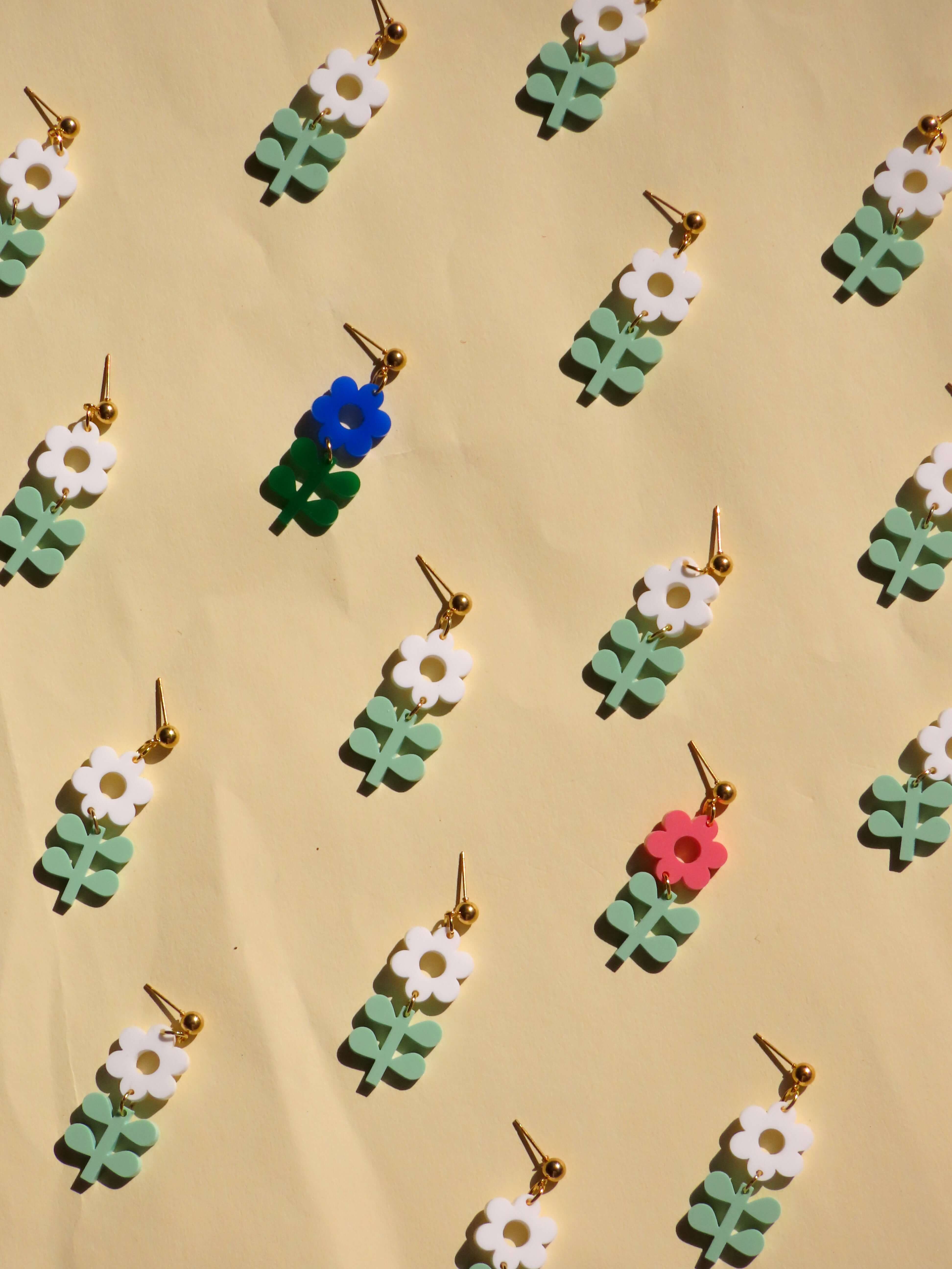 Statement-Ohrringe Blume & Blatt – Frühlingshafte Blumenohrringe in Weiß und Mint